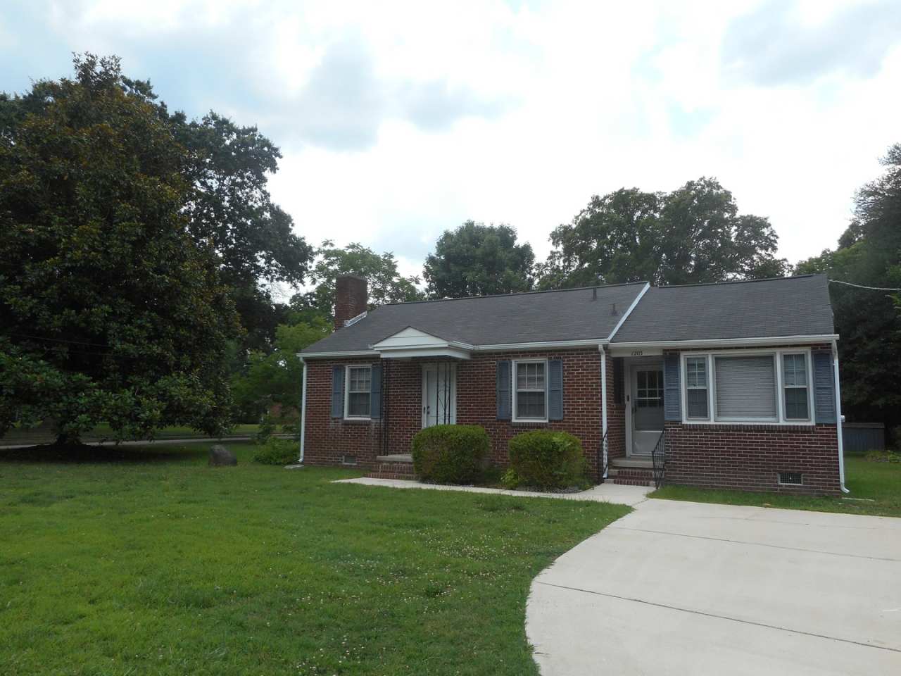 2-Bedroom, 2-Bathoom Brick Home ***RENT SPECIAL: $250 VISA GIFT CARD!!!***
