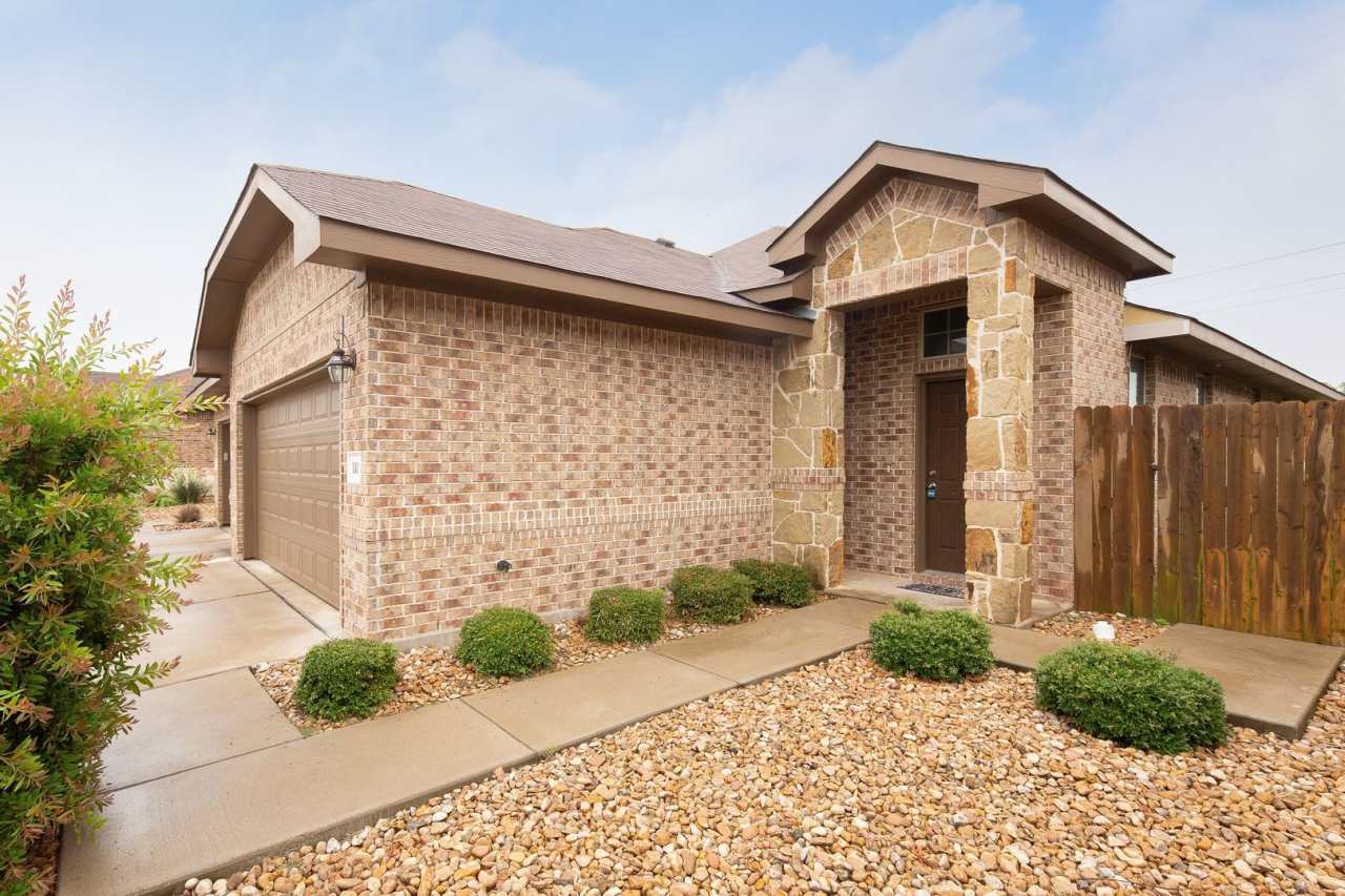 GORGEOUS 3 BEDROOM DUPLEX LOCATED IN BASTROP, TX!