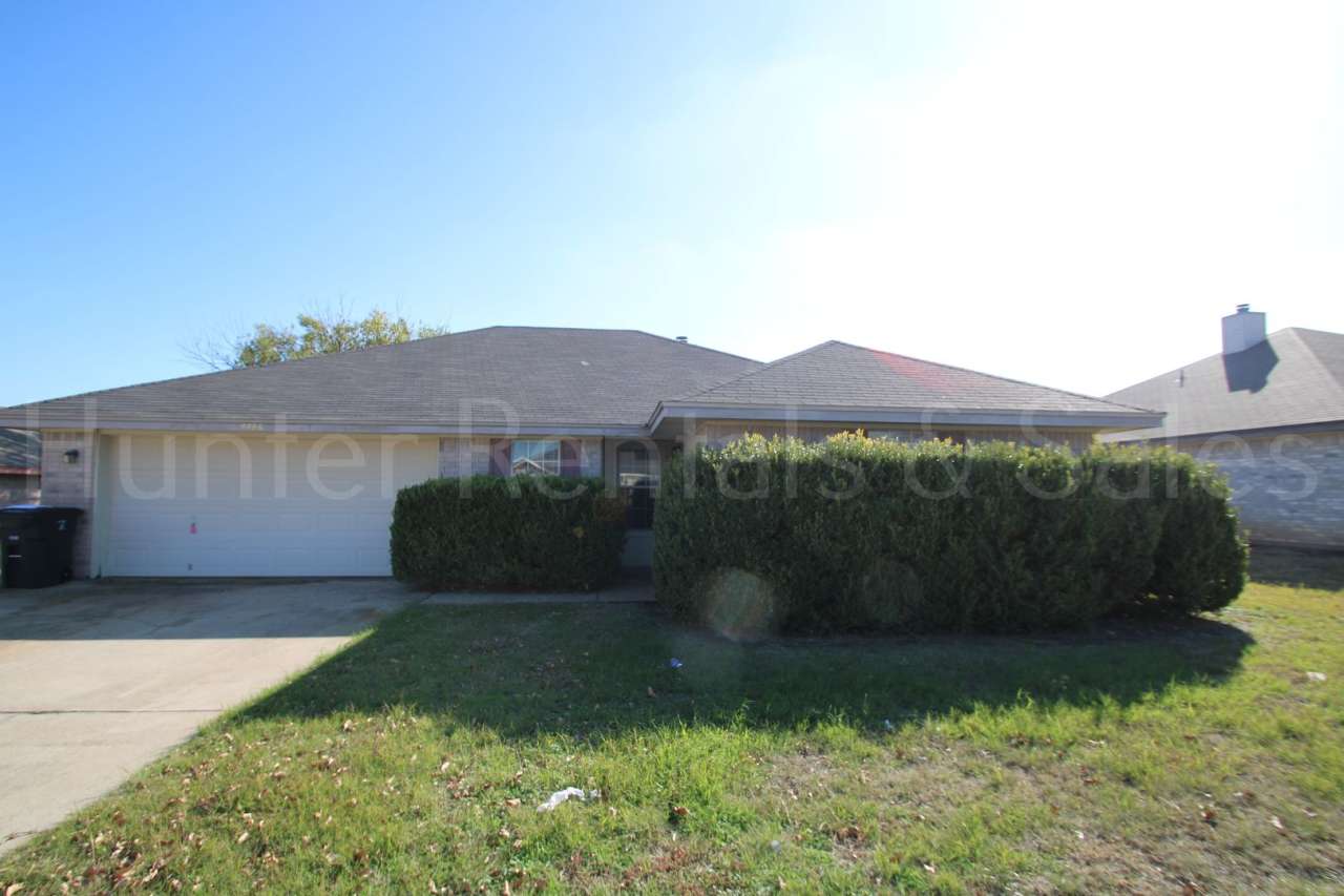 Beautiful 3-Bedroom Home with Enclosed Patio, Pergola Deck  Modern Upgrades