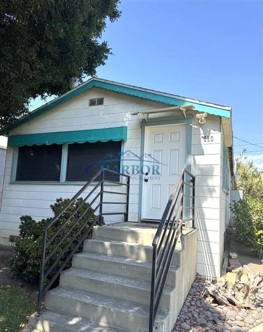 **** HOLIDAY MOVE IN SPECIAL- First Month Free!! Spend it on the Couch Instead!*** Charming Studio-Style Home with Ocean Views Near Sunken City  Korean Bell – San Pedro