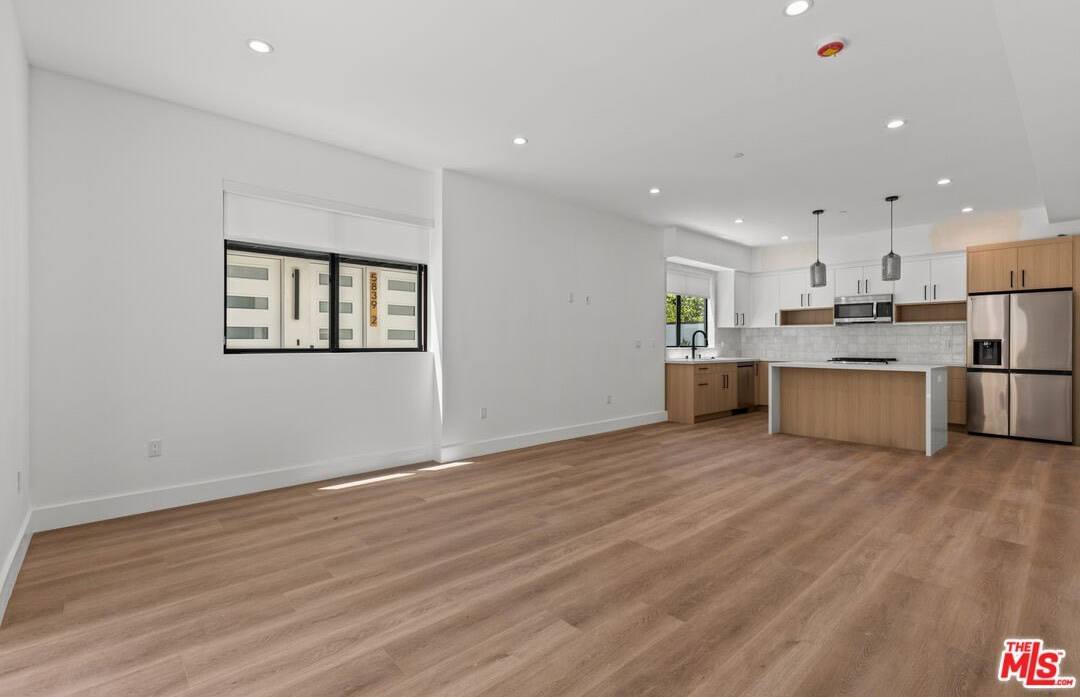 5841 Kester Ave unit: 1/2