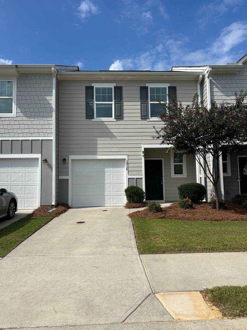 ***MOVE IN SPECIAL -$500 OF FIRST 2 MONTHS RENT WITH A JANUARY 31ST OR SOONER MOVE IN DATE***Welcome home! Beautiful 2 bedroom, 2.5 bathroom townhome located in Cartersville! Must see!
