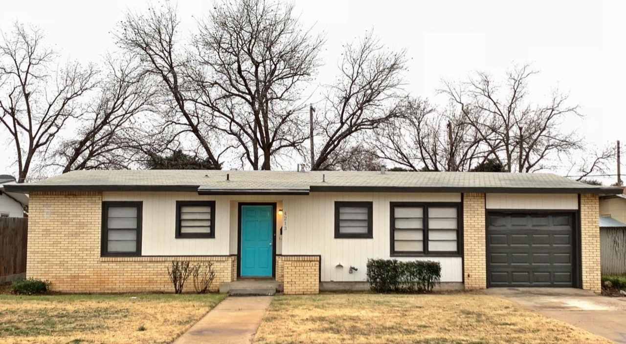 Great 3/2/1 with Two Living Areas