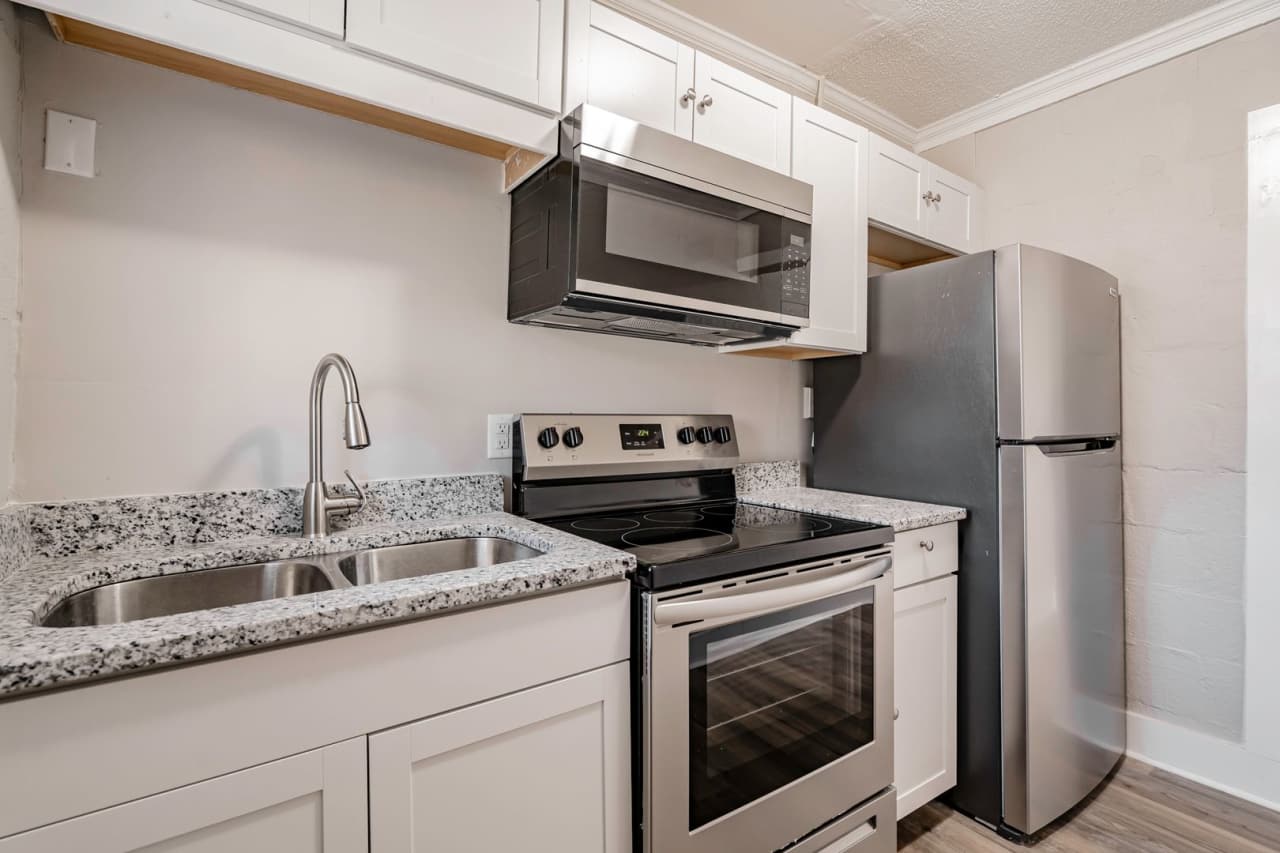 Charming Apartment Downtown Columbia - Housing Vouchers Accepted!