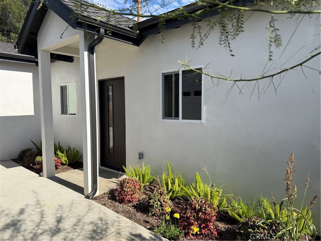 1072 N Vinedo Avenue