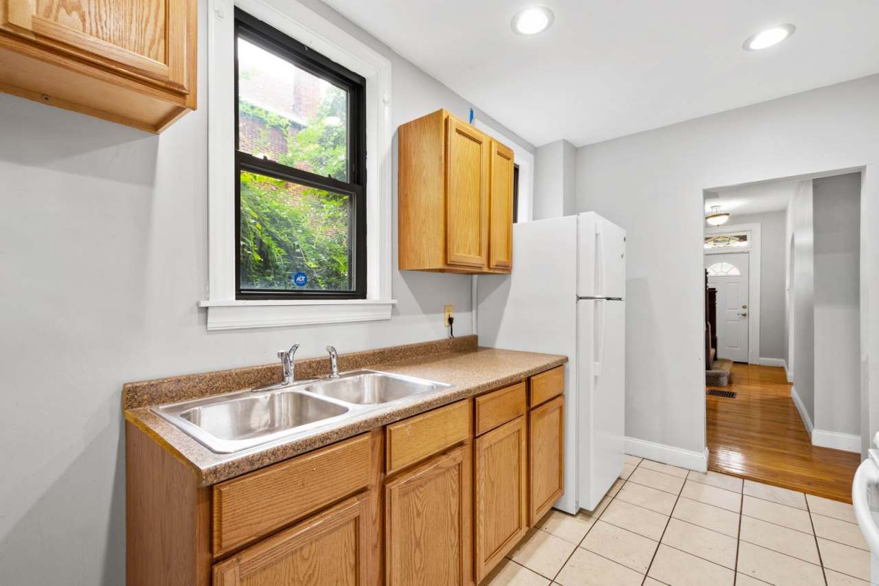 SCORE 50% OFF 1ST MONTH'S RENT IF SIGNED BY DEC 5! Stunning 4 bedroom home in Overbrook available now!!