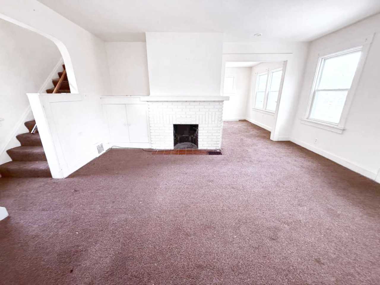 3-BED, 1 BATH BEAUTIFUL SINGLE- FAMILY HOME IN MAPLE HEIGHTS!