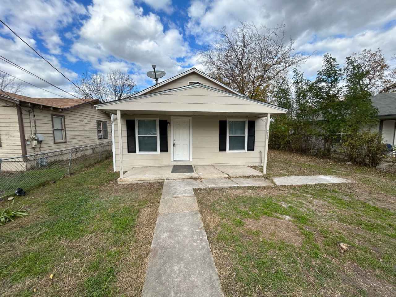 **APPLICATION RECEIVED** MUST SEE! Charming Single-Story Home Near Lackland AFB!