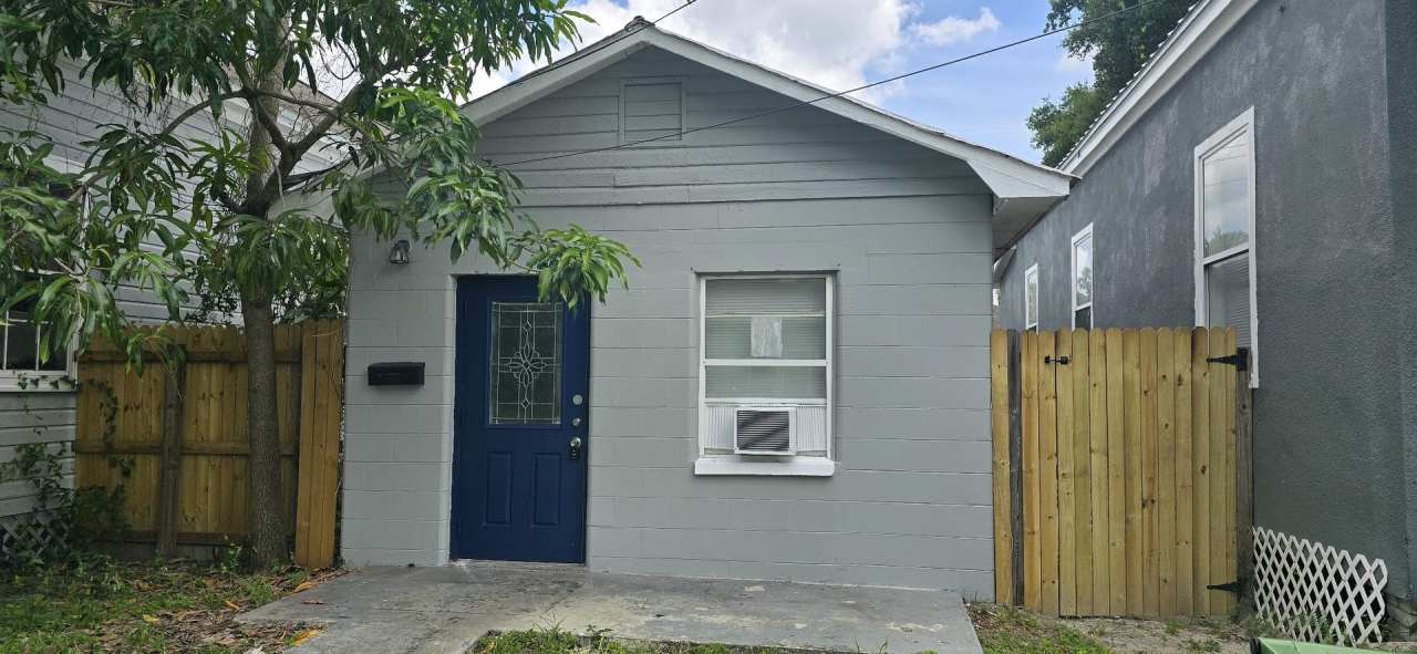 Cozy 2 bedroom/1 bathroom Single family home in the heart of Ybor!