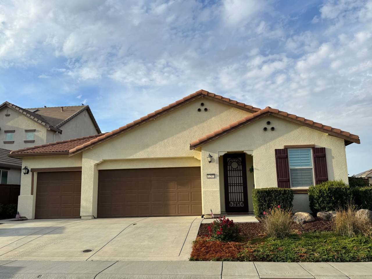 Immaculate Roseville property with solar!