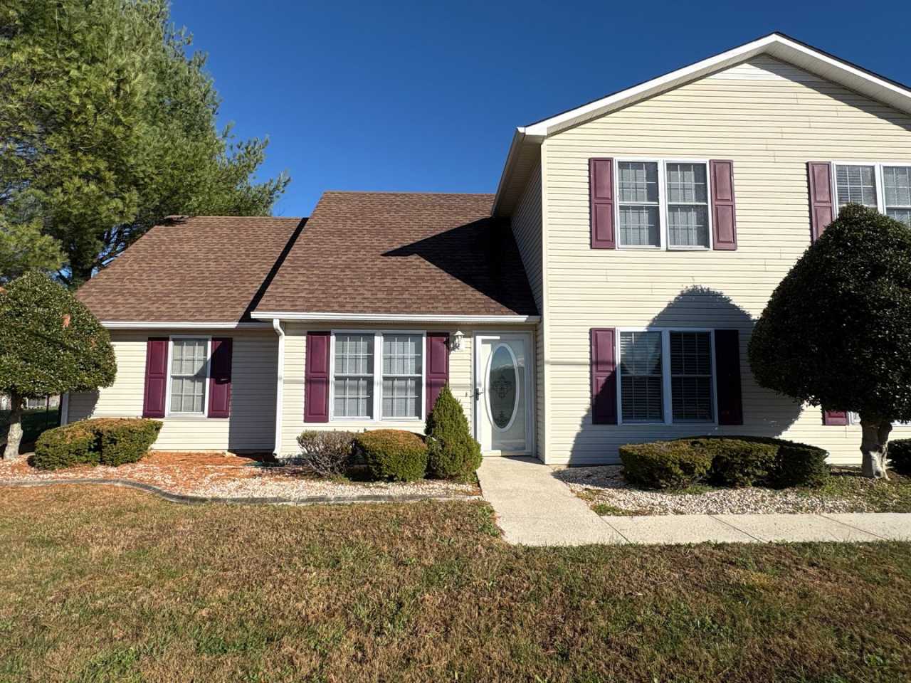 Spacious 3 Bedroom Townhome in Central Manchester Location..