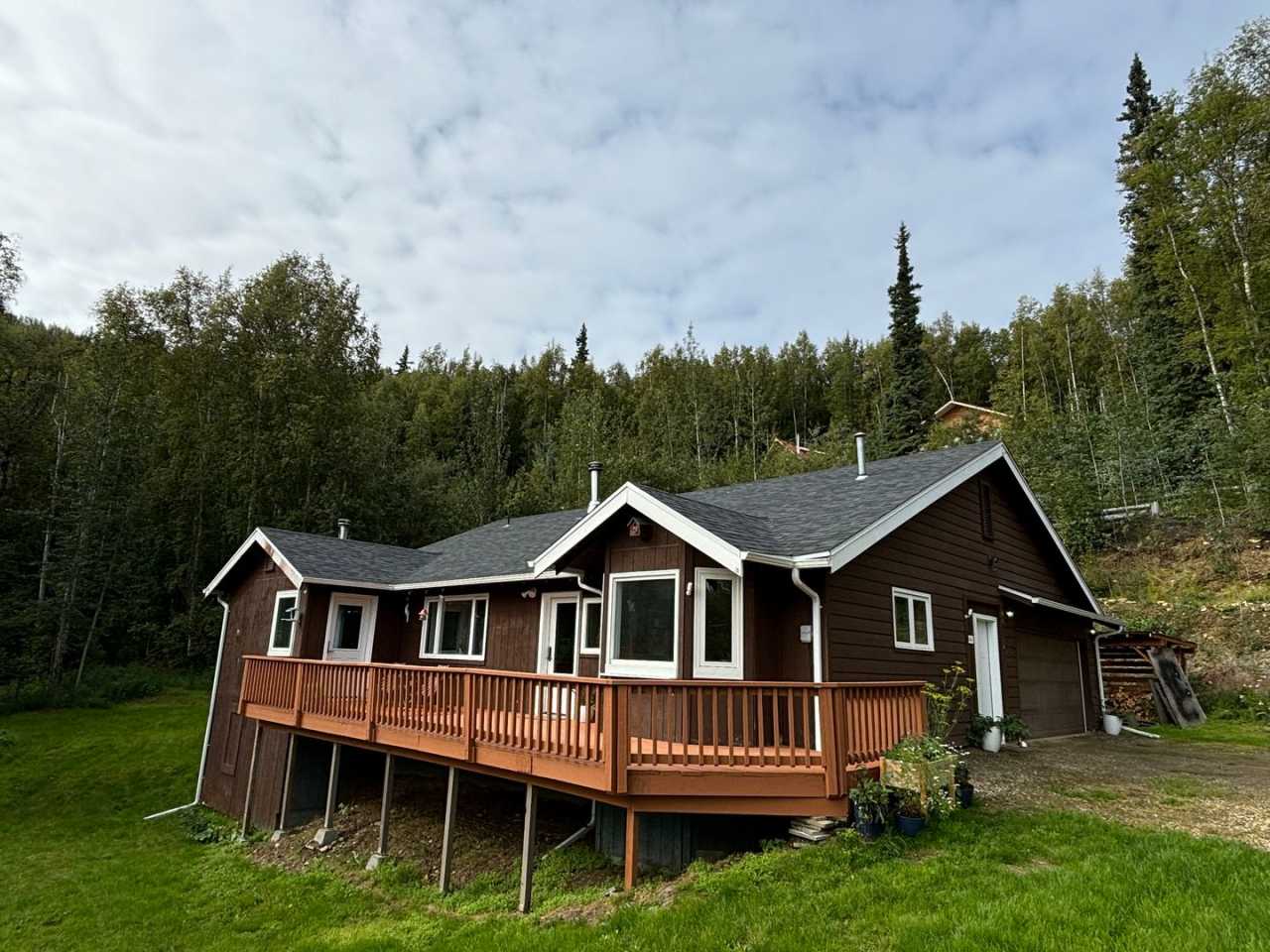 3 bedroom home in the hills / Dog friendly / Washer  Dryer in unit