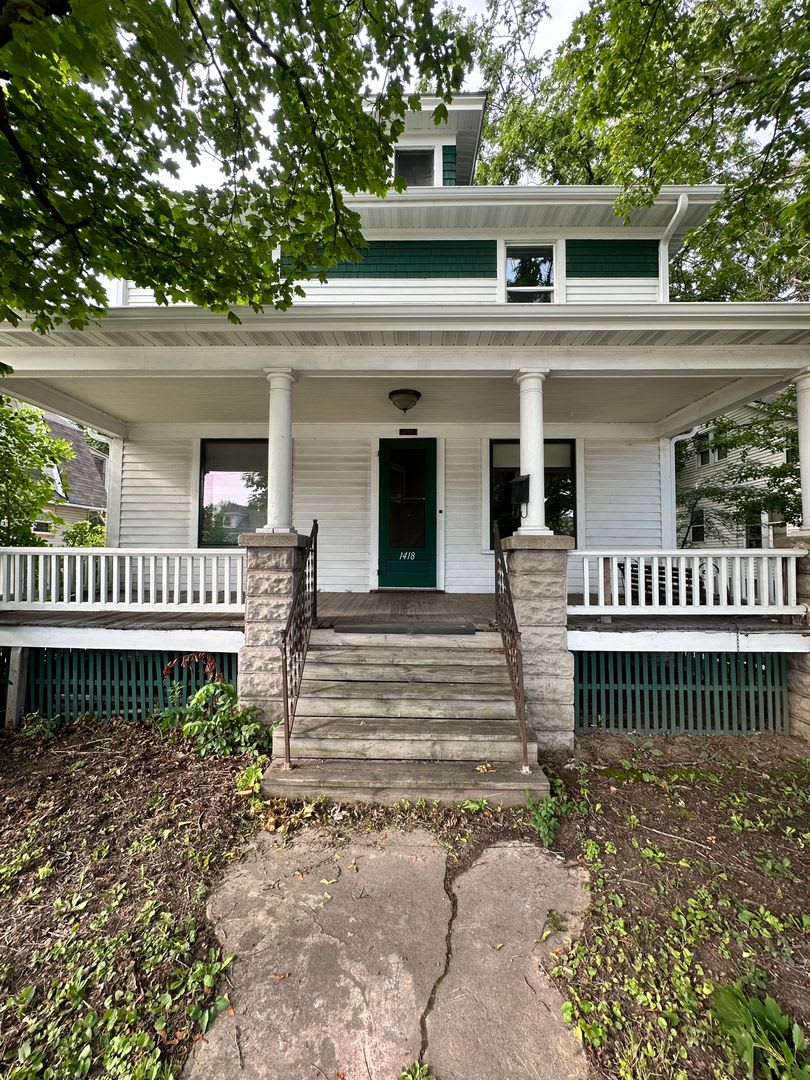 4 Bed Room 2 Bath Big Yard