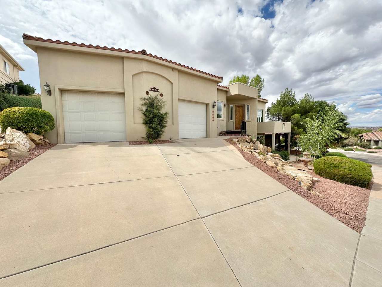 Beautiful 3-bed 2 bath Home! VIEWS VIEWS VIEWS!!