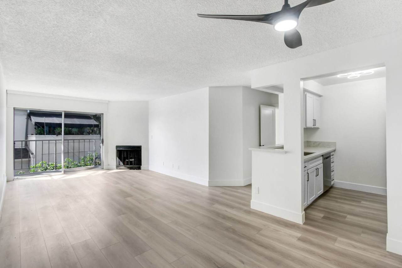 8300 De Longpre Apartments