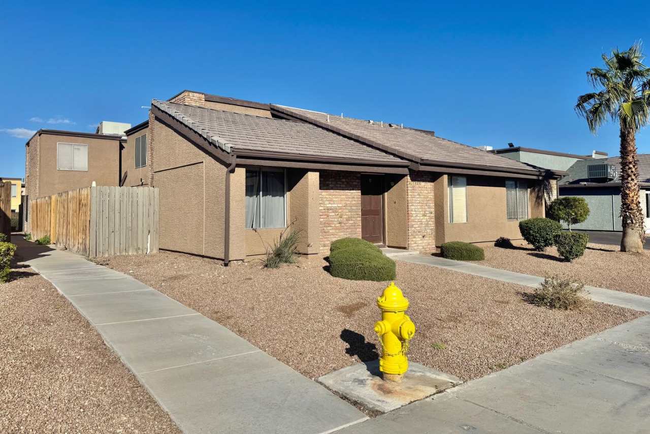 BRIGHT 2-BEDROOM CONDO NEAR STRIP  UNLV W/ PRIVATE BALCONY