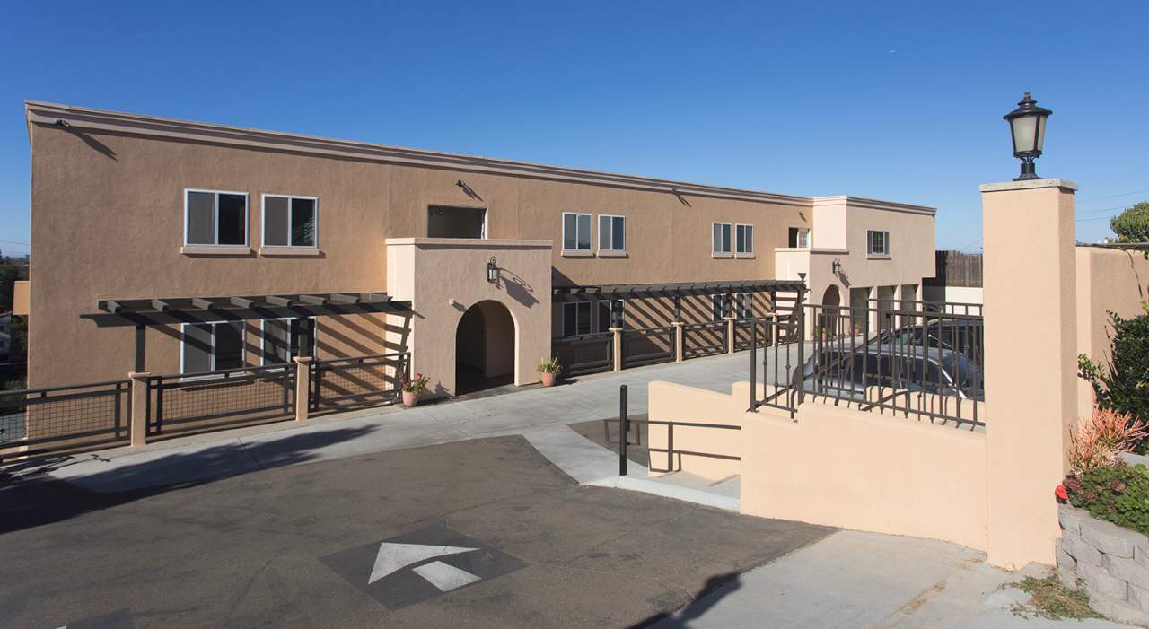 2 WEEKS FREE ~ Point Loma 1BR with Washer/Dryer and Parking!