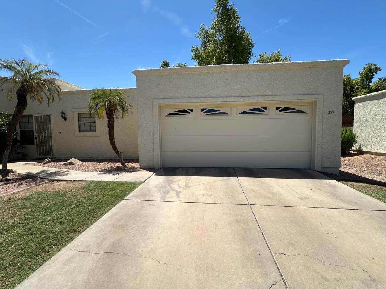Beautifully maintained 3BR/2BA single-level townhouse in prime Tempe location!