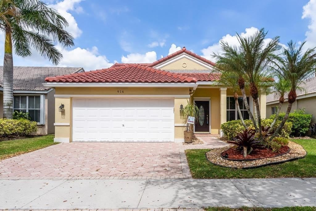916 SAVANNAH FALLS DR