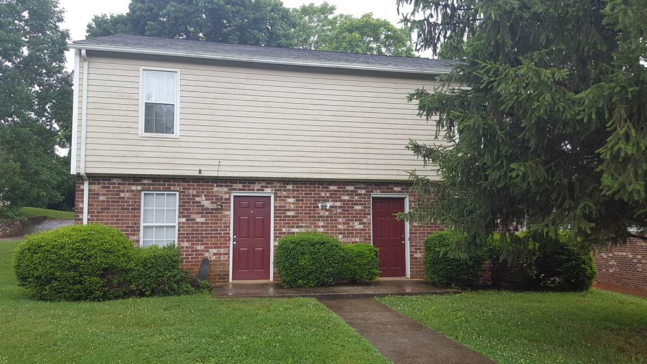 Gorgeous 3 bed townhouse near Kroger on Timberlake Road!