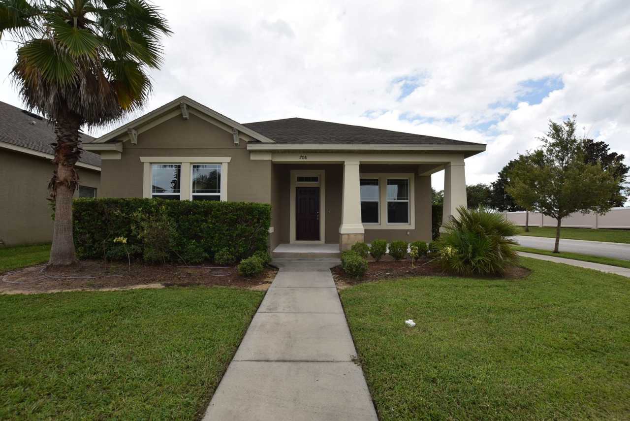 3 Bedroom, 2 Bath Single Family Home, 2 Car Garage, Waterside pionte Comm. For Rent at 708 Lake Tarpon Way, Groveland, FL 34736 -Gated Community