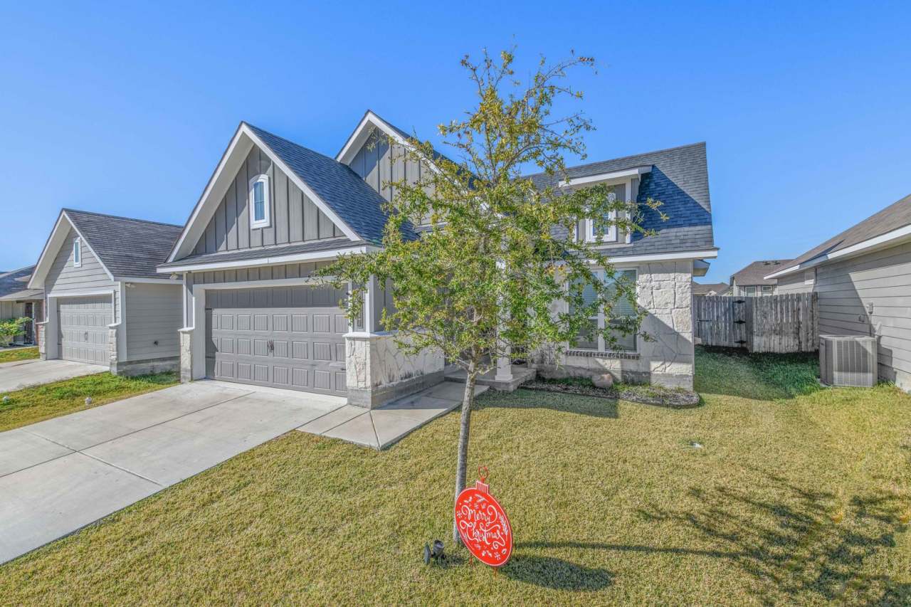 FEB 2026! Beautiful 3/2 Home w/ Huge Backyard in Edgewater!