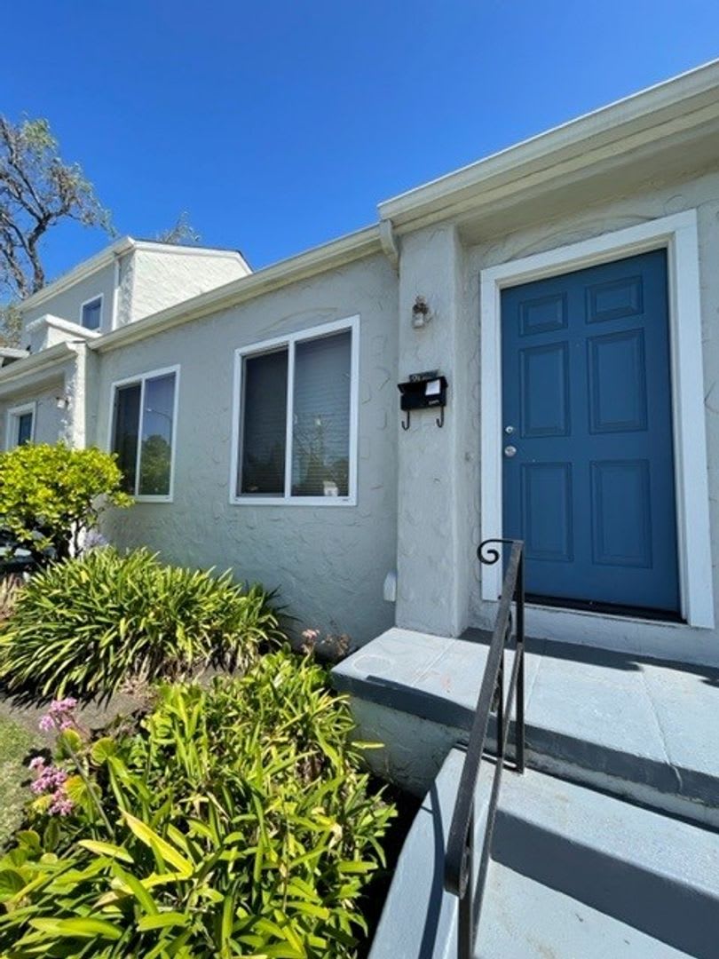 Quaint Studio, Freshly Painted, in Central Berkeley