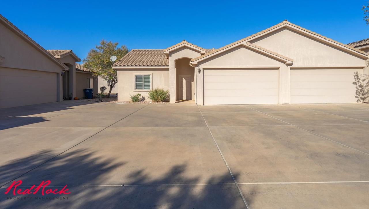 Spacious 2 Bedroom Hurricane Townhome - Pet friendly!