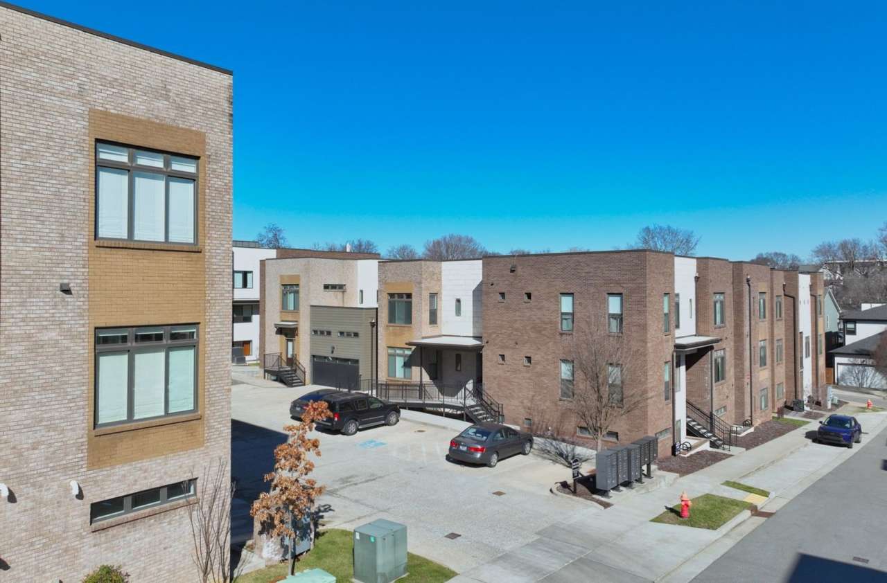 **2022-BUILT CONDO IN THE HEART OF WEDGEWOOD-HOUSTON WALKING DISTANCE TO GEODIS PARK**