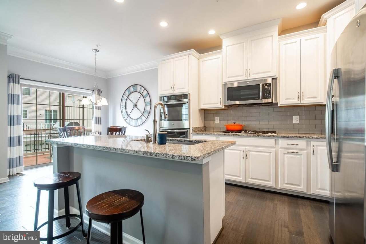 22567 NAUGATUCK Square