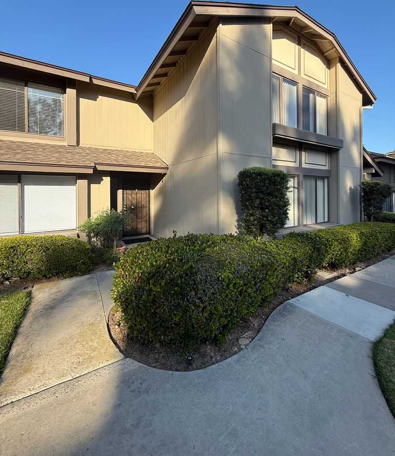 3 Bedroom, 2.5 Bath Two-Story Townhome in Tierrasanta