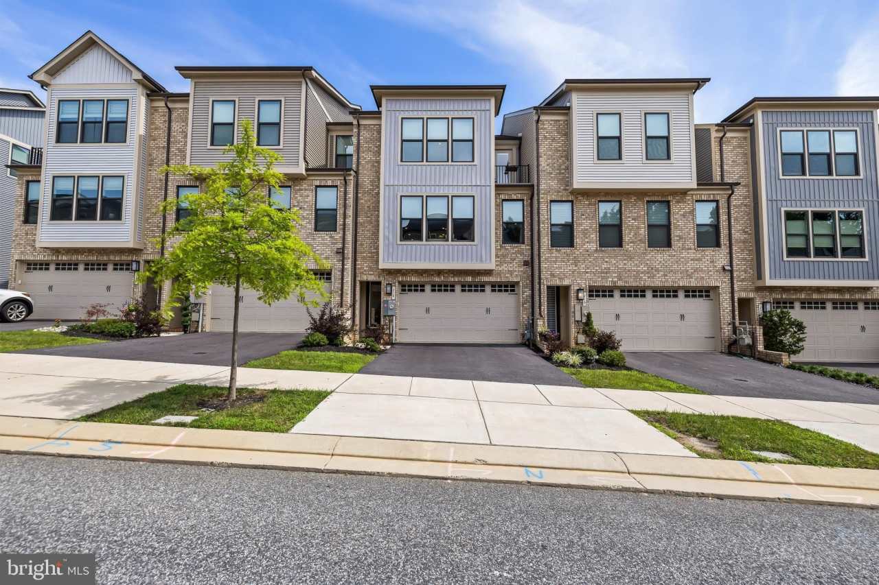 218 HICKORY HOLLOW Court