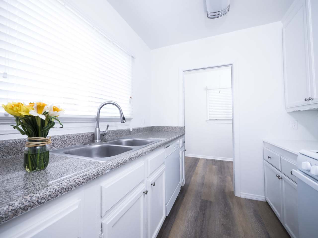 5225 De Longpre Ave.