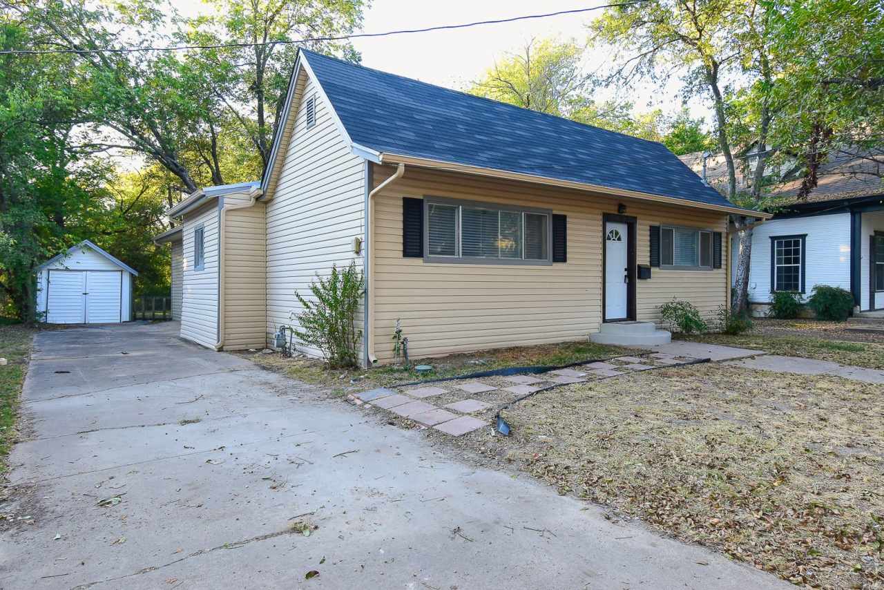 1507 Bois D'Arc, Commerce