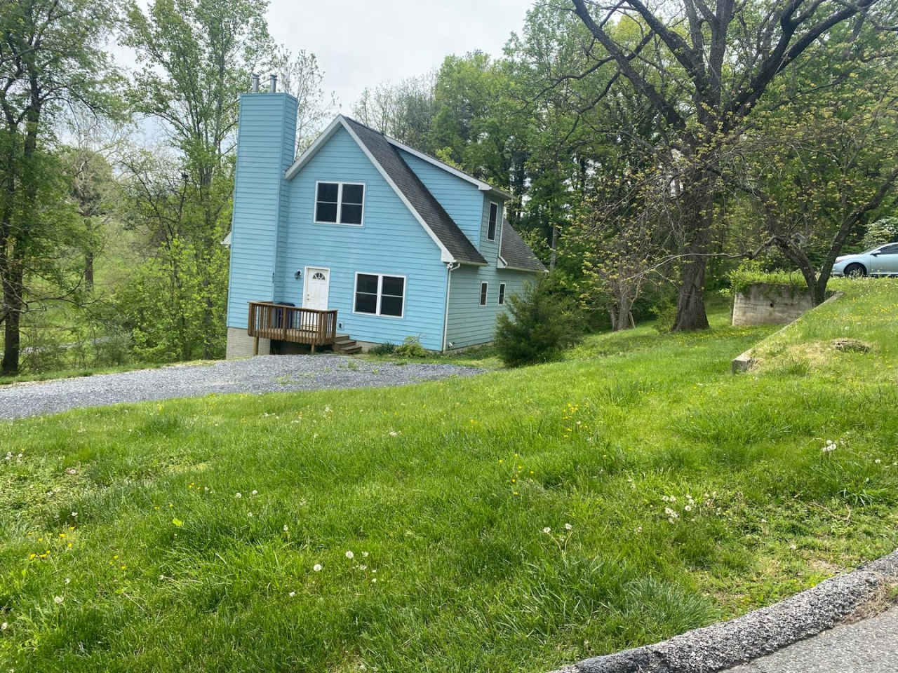 4BR, 2.5 Ba home on Honeysuckle Hill in town