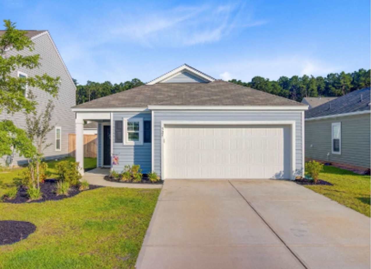 *Move in Special* Spacious 3BR/2BA home in the Carnes area!