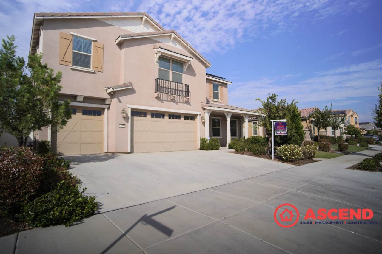 Beautiful 4-Bedroom Located In Highgate Community!