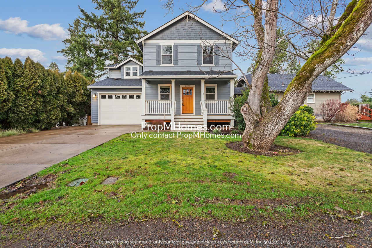 Lovely 4 Bedroom Home in West Linn - Modern Kitchen!