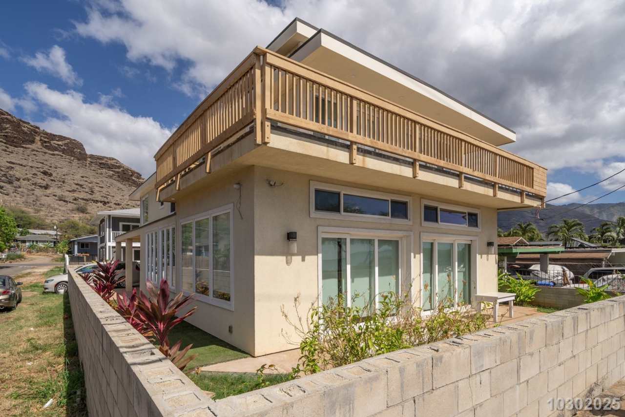 West Side Paradise – Stunning Fully Furnished 3-Bed, 2-Bath Upstairs Unit