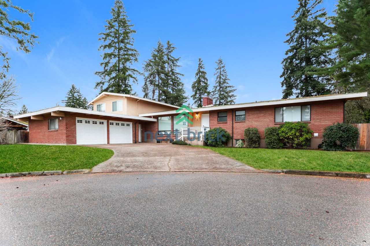 Stunning cul-de-sac residence near Odle Middle School and Bellevue Aquatic Center!