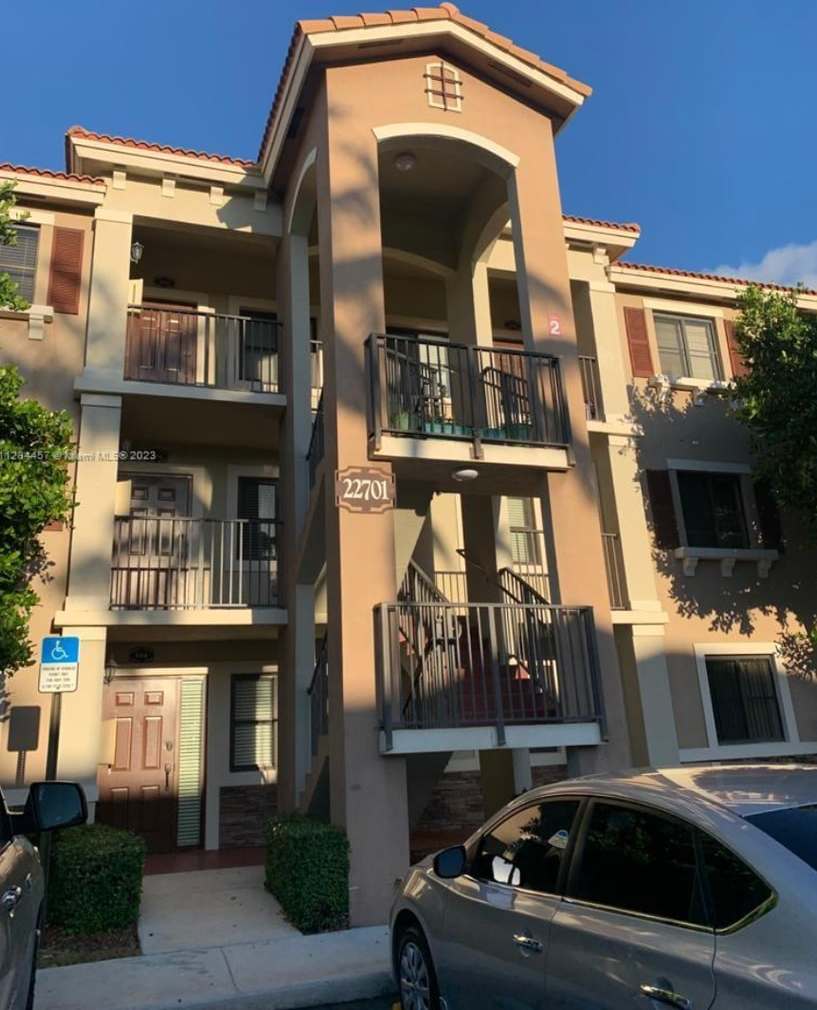 Live in this spacious 2 bedrooms, 2 full bathrooms unit in The Courts at Bayshore II