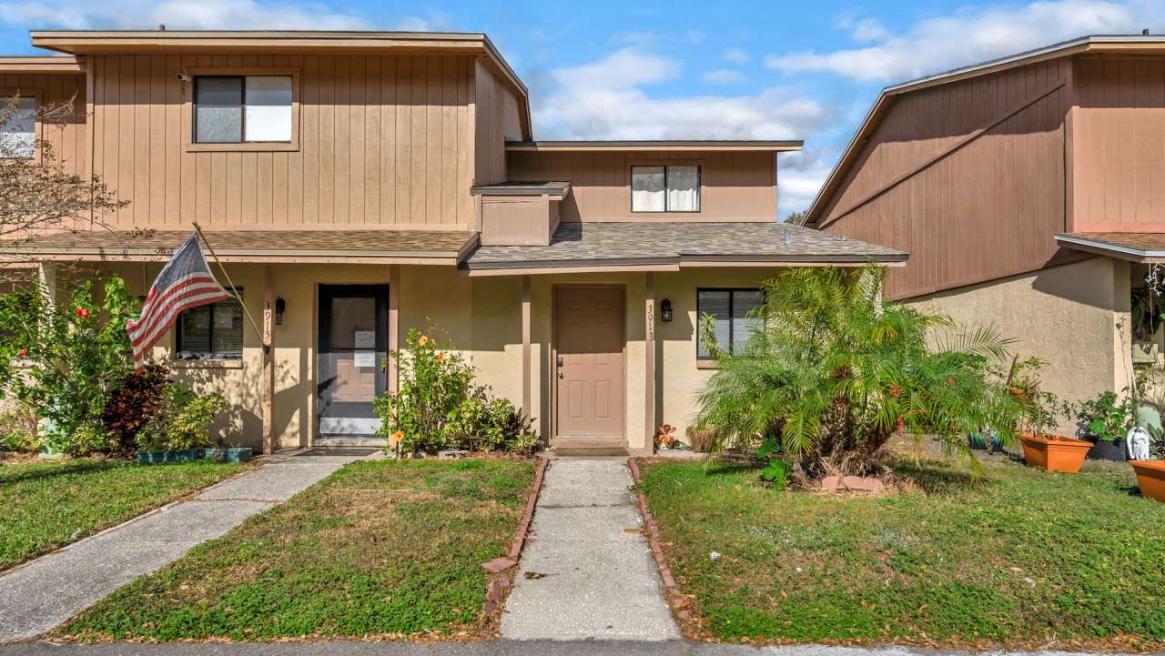 Spacious 1-bedroom, 1.5-bath, two-story Kirby Creek townhome close to N. Dale Mabry
