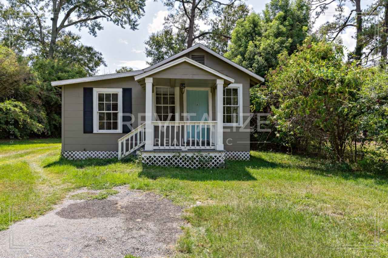 Updated 2 Bed 1 Bath Close to I-10, I-65, and HWY-90