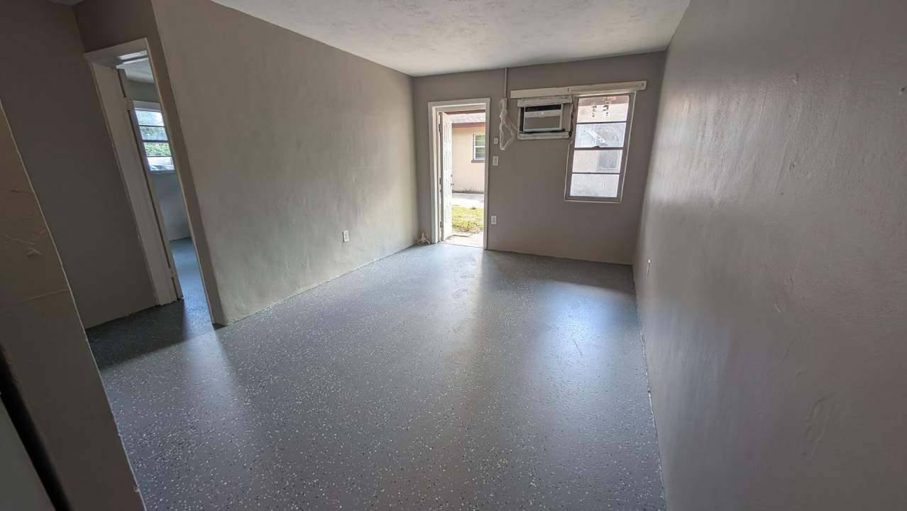 2/1 home in sarasota, great location, and pet-friendly!