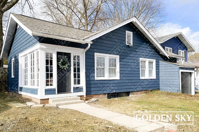 4910 Winthrop Avenue