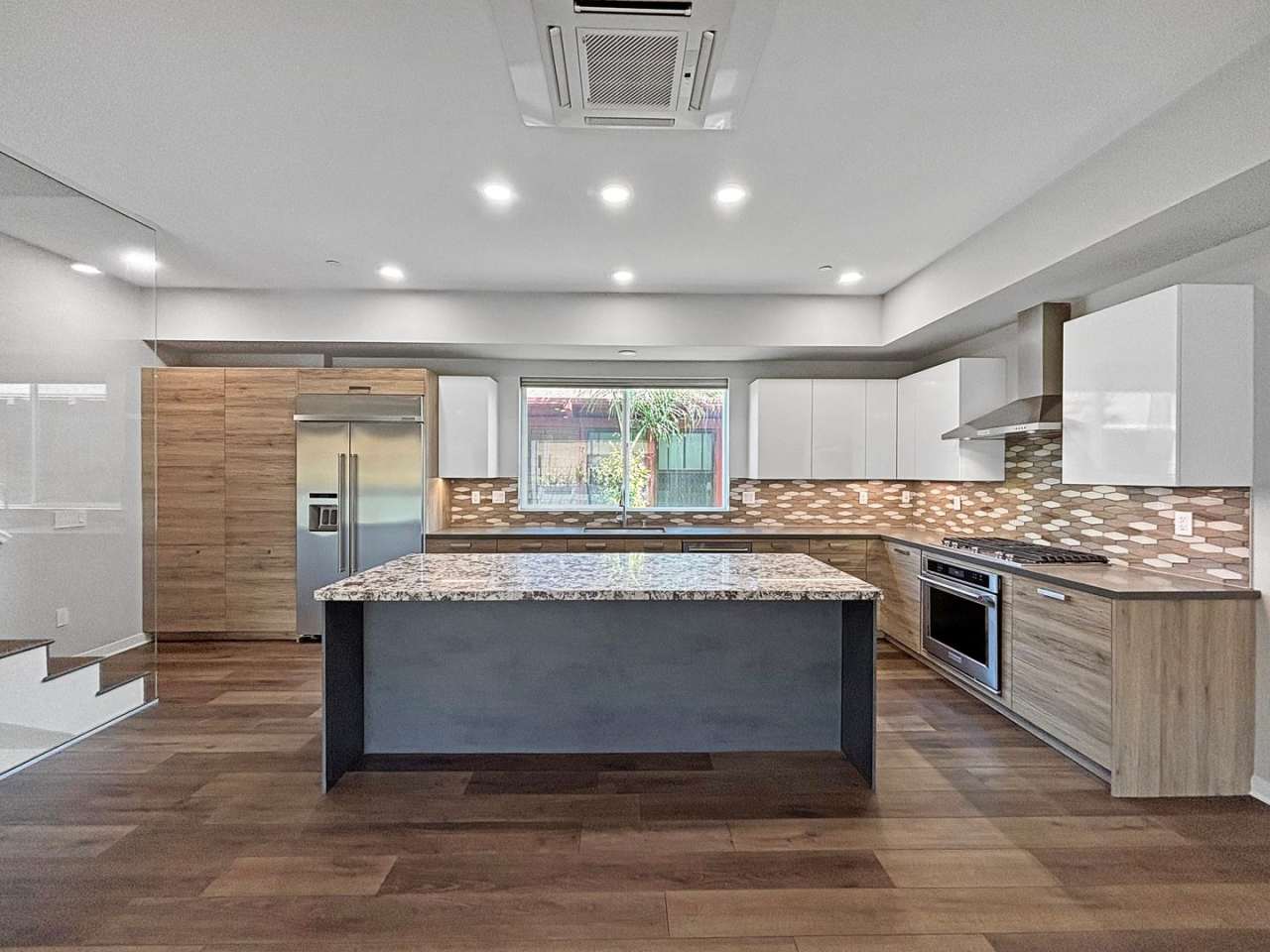 Beautiful  Spacious 3BD/4BA Home in Bankers Hill W/ A/C, Washer/Dryer,  2-Car Garage!