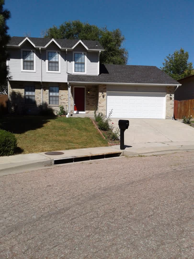 SPACIOUS TWO STORY 3 BED/2.5 BATH WITH FENCED BACKYARD IN CUL-DE-SAC!