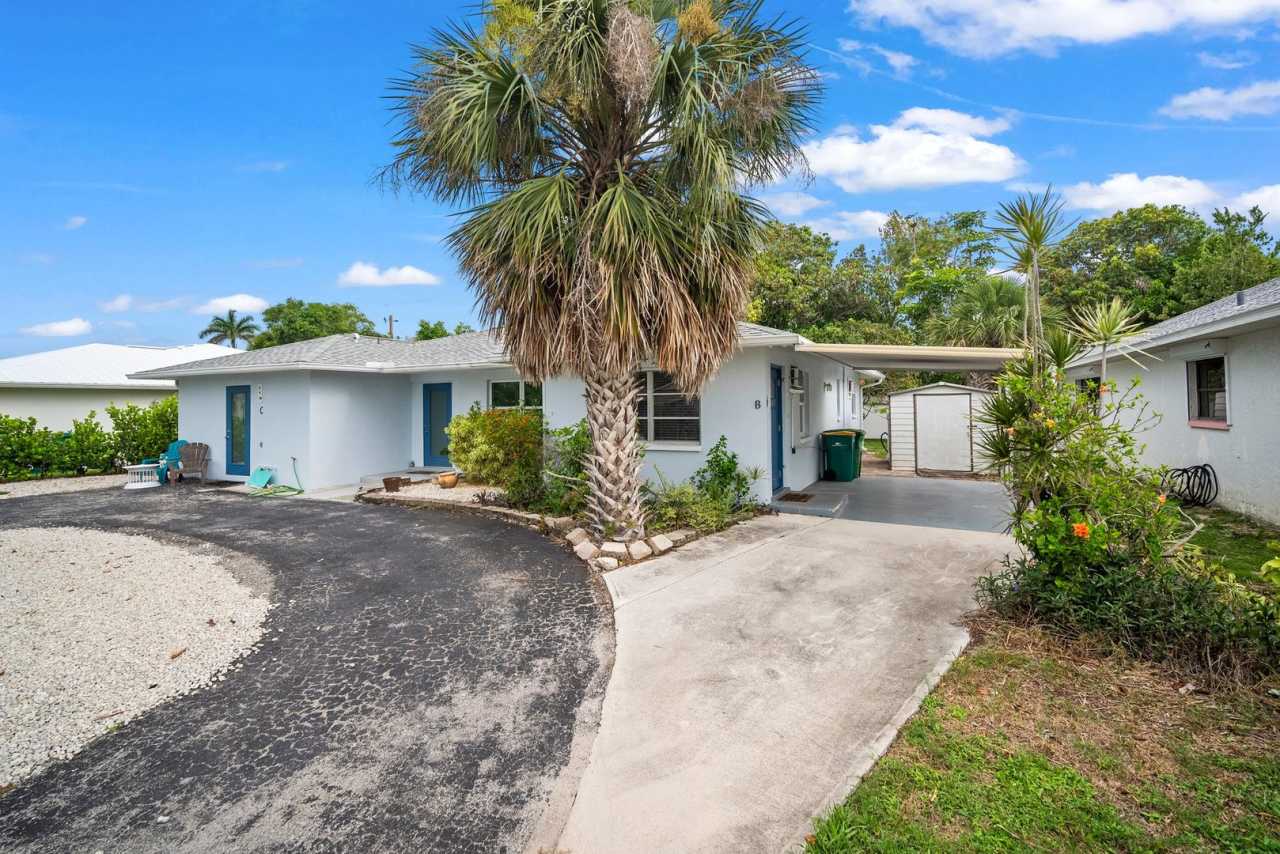 ANNUAL RENTAL - 1 Bedroom, 1 Bath Duplex in Naples Park