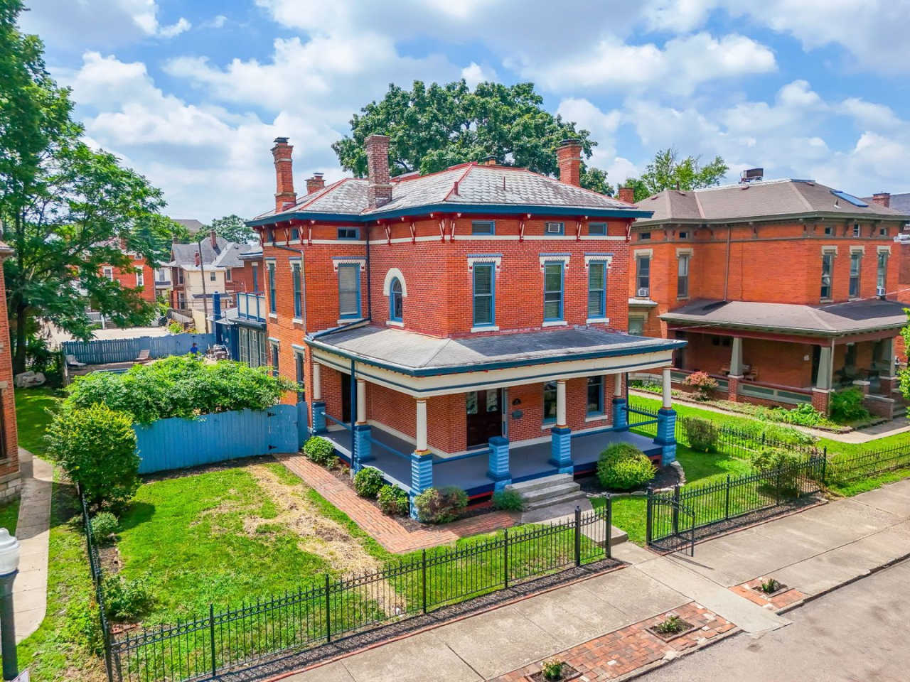 Huge Brick House in Victorian Village/Short North, Beautiful Woodwork 3 Car Garage and Swimming pool