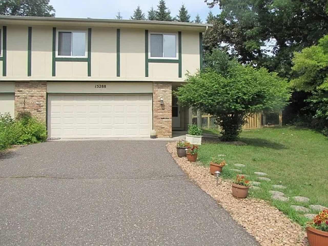 Great Eden Prairie location! 3 Bed/2 Bath Townhome, corner lot. MUST SEE! Avail 10/1/24
